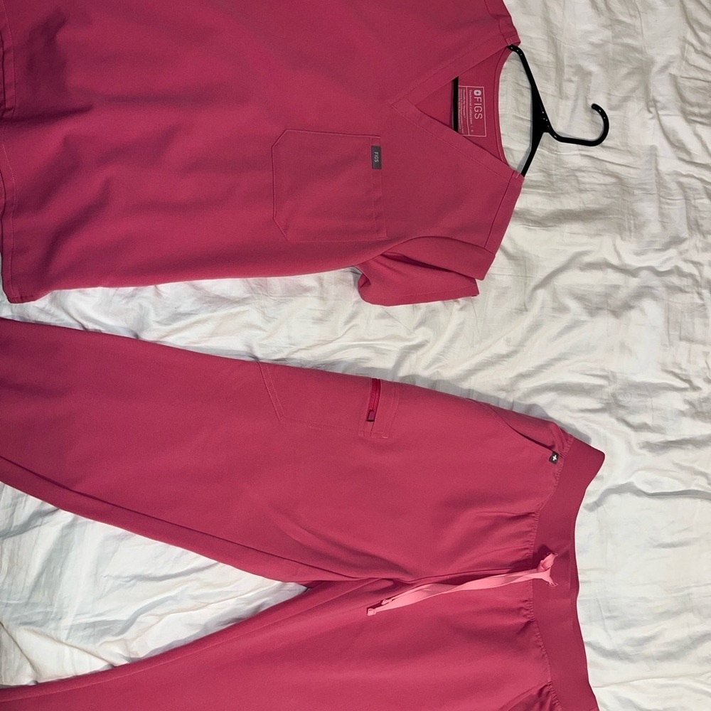 Figs Limited Edition Fing Pink Scrub Set